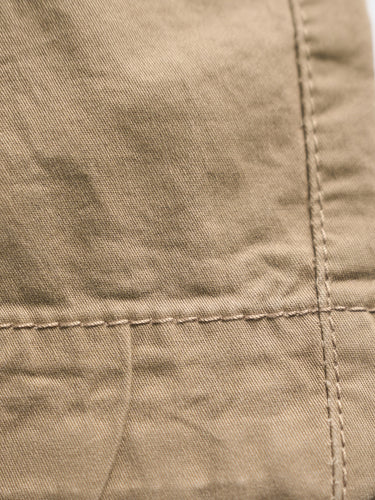 Bermuda chino Santa Cruz camel, detalle de la gabardina y la costura. #color_camel