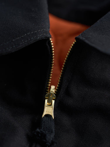Campera Demons & Machines reversible estilo aviadora. Este estilo remite al modelo de camperas ALPHA, icónicas de la Fuerza Aérea por su diseño funcional para pilotos, caracterizadas por materiales resistentes, puños tejidos, bolsillos utilitarios y reversibilidad naranja para visibilidad en emergencias.