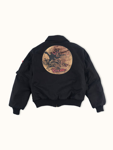 Campera Demons & Machines reversible estilo aviadora. Este estilo remite al modelo de camperas ALPHA, icónicas de la Fuerza Aérea por su diseño funcional para pilotos, caracterizadas por materiales resistentes, puños tejidos, bolsillos utilitarios y reversibilidad naranja para visibilidad en emergencias.