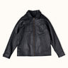 Campera de Demons & Machines confeccionada en cuero vacuno graneado. Calce regular, con cuello camisero, manga ranglan, bolsillos superiores con botones pasta al tono y ojales sastreros. El corte y confección de cada una de nuestras camperas de cuero se lleva a cabo de manera artesanal y personalizada.