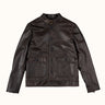 Campera de Demons & Machines confeccionada en cuero vacuno gastado. Calce regular, cuello alto con presilla de ajuste mediante hebilla metálica, acceso con botones pasta negros y ojales sastreros. El corte y confección de cada una de nuestras camperas de cuero se lleva a cabo de manera artesanal y personalizada. 
