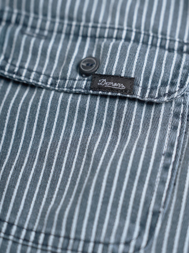 Camisa Dayton de Demons & Machines, vista frontal mostrando diseño de manga larga y cuello en color oscuro.