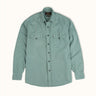 Camisa Greenville de Demons & Machines en color verde militar, calce regular y proceso de teñido sobre prenda terminada, logrando un look único y diferenciado. #color_verde