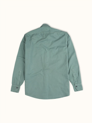 Camisa Greenville de Demons & Machines en color verde militar, calce regular y proceso de teñido sobre prenda terminada, logrando un look único y diferenciado. #color_verde
