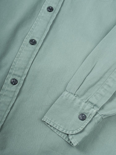 Camisa Greenville de Demons & Machines en color verde militar, calce regular y proceso de teñido sobre prenda terminada, logrando un look único y diferenciado. #color_verde