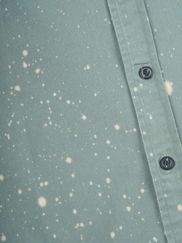 Camisa verde Greenville Worker de Demons & Machines, de calce slim forma parte de una edición limitada por su proceso artesanal de teñido, con manchas de permanganato localizadas un look worker único y diferenciado donde ninguna prenda es exactamente igual a la otra. #color_verde