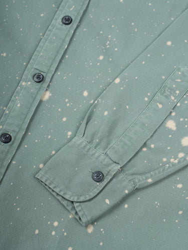 Camisa verde Greenville Worker de Demons & Machines, de calce slim forma parte de una edición limitada por su proceso artesanal de teñido, con manchas de permanganato localizadas un look worker único y diferenciado donde ninguna prenda es exactamente igual a la otra. #color_verde