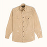 Camisa Greenville Worker de Demons & Machines, de calce slim forma parte de una edición limitada por su proceso artesanal de teñido, con manchas de permanganato localizadas un look worker único y diferenciado donde ninguna prenda es exactamente igual a la otra. #color_camel