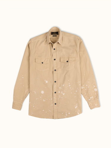 Camisa Greenville Worker de Demons & Machines, de calce slim forma parte de una edición limitada por su proceso artesanal de teñido, con manchas de permanganato localizadas un look worker único y diferenciado donde ninguna prenda es exactamente igual a la otra. #color_camel