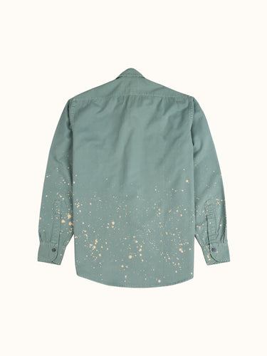 Camisa verde Greenville Worker de Demons & Machines, de calce slim forma parte de una edición limitada por su proceso artesanal de teñido, con manchas de permanganato localizadas un look worker único y diferenciado donde ninguna prenda es exactamente igual a la otra. #color_verde
