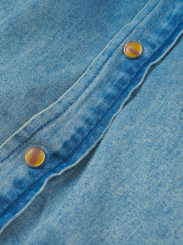Camisa Dallas de Demons & Machines, confeccionada en denim camisero de ideal para usar todo el año. 