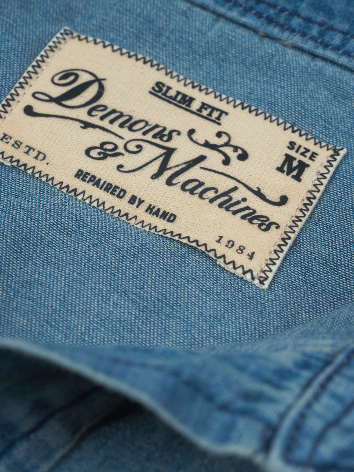 Detalle de la etiqueta tejida Demons & Machines Slim Fit Repaired by Hand de la Camisa Dallas