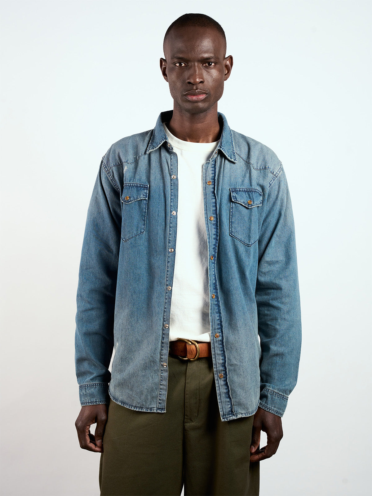 Camisa Dallas azul puesta abierta, de frente con remera blanca y sastrero verde