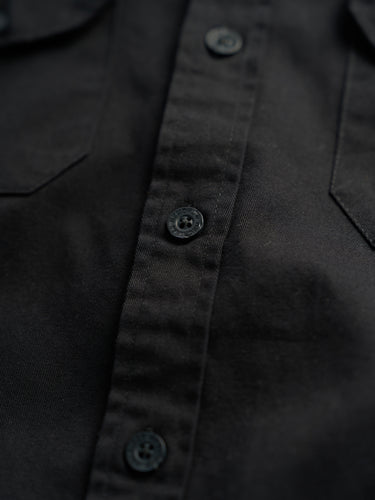 Camisa Garage Boulder negra, detalle de la cartera abotonada y el bolsillo. #color_negro