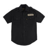 Camisa Garage Russel negra de manga corta, vista frontal con parche. #color_negro