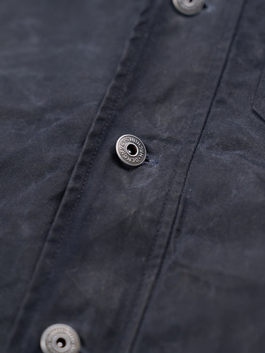 Campera de Demons & Machines, confeccionada en gabardina 7 con proceso wax (encerado) sobre prenda terminada. 