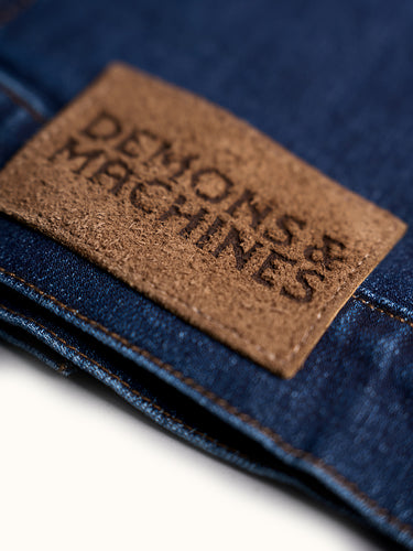 Campera de jean de Demons & Machines de calce slim y corte clásico. Su moldería se destaca por sus recortes que entallan sin ajustar en exceso.