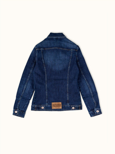 Campera de jean de Demons & Machines de calce slim y corte clásico. Su moldería se destaca por sus recortes que entallan sin ajustar en exceso.