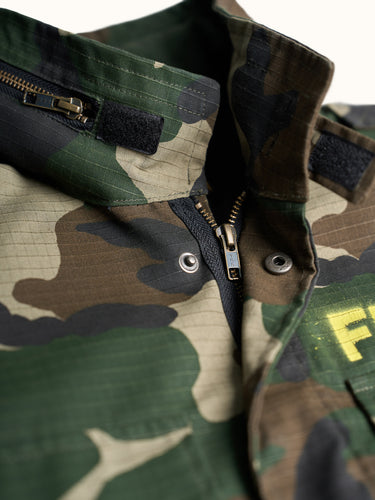 Campera Army Camuflada detalle cierre - DEMONS & MACHINES