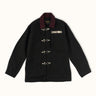 Campera confeccionada en canvas pesado de algodón, con cuello en corderoy a contratono.  Acceso frontal con cierre de metal oculto y mosquetones de metal a la vista. Este detalle está inspirado en los uniformes de los bomberos, sirven principalmente para cerrar de forma segura y rápida las prendas, garantizando que no se abran durante la emergencia, además de resistir altas temperaturas. #color_negro