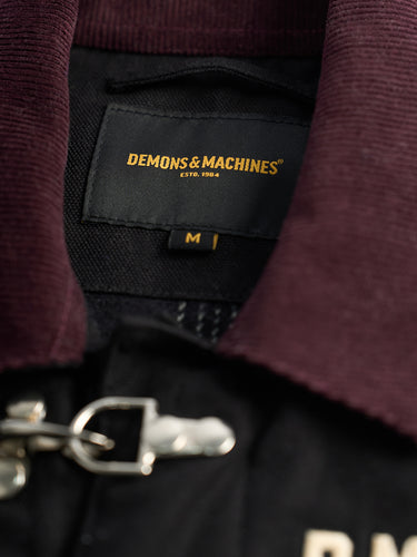Campera confeccionada en canvas pesado de algodón, con cuello en corderoy a contratono.  Acceso frontal con cierre de metal oculto y mosquetones de metal a la vista. Este detalle está inspirado en los uniformes de los bomberos, sirven principalmente para cerrar de forma segura y rápida las prendas, garantizando que no se abran durante la emergencia, además de resistir altas temperaturas. #color_negro