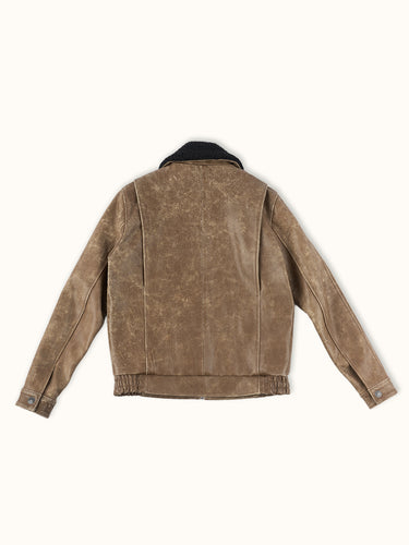 Campera estilo bomber confeccionada en cuero vacuno, con gastados artesanales sectorizados y cuello de piel desmontable. Calce regular. El corte y confección de cada una de nuestras camperas de cuero se lleva a cabo de manera artesanal.