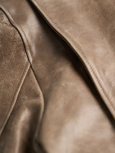 Campera estilo bomber confeccionada en cuero vacuno, con gastados artesanales sectorizados y cuello de piel desmontable. Calce regular. El corte y confección de cada una de nuestras camperas de cuero se lleva a cabo de manera artesanal.