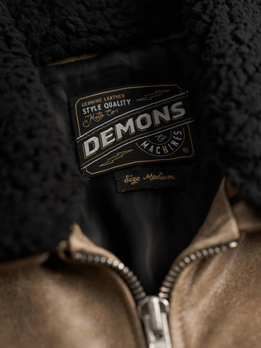 Campera estilo bomber confeccionada en cuero vacuno, con gastados artesanales sectorizados y cuello de piel desmontable. Calce regular. El corte y confección de cada una de nuestras camperas de cuero se lleva a cabo de manera artesanal.