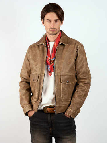 Campera estilo bomber confeccionada en cuero vacuno, con gastados artesanales sectorizados y cuello de piel desmontable. Calce regular. El corte y confección de cada una de nuestras camperas de cuero se lleva a cabo de manera artesanal.