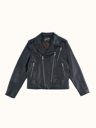 Campera cruzada de Demons & Machines estilo biker confeccionada en cuero de oveja. Calce slim, 4 bolsillos al frente y broches suizos marcarios en baño negro empavonado. Forrería en poplín de algodón estampado en cuerpo . El corte y confección de cada una de nuestras camperas de cuero se lleva a cabo de manera artesanal y personalizada. Las producciones son limitadas.