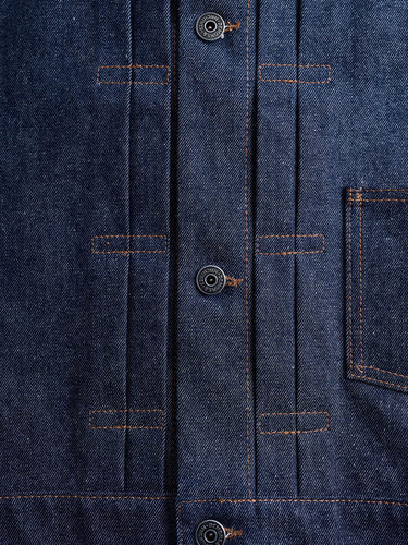 Primer plano de la tapeta con botones metálicos y las pinzas del frente de la Campera Tokyo Bastards #color_azul