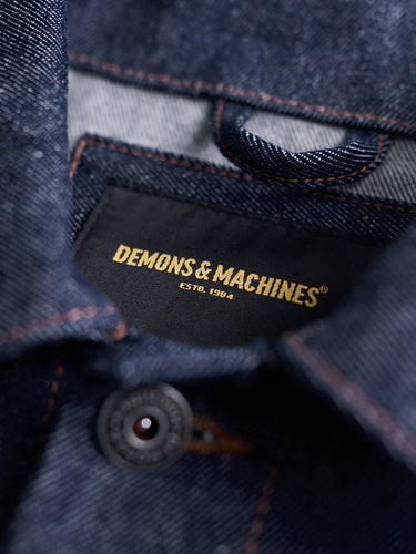 Detalle del interior de la Campera Tokyo Bastards con etiqueta Demons & Machines y botón metálico #color_azul