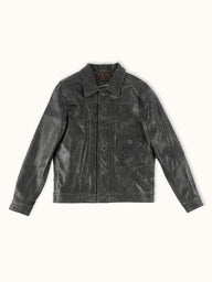 Campera Demons & Machines confeccionada en cuero vacuno, con gastados artesanales sectorizados. Calce slim, con cuello camisero, botones jeaneros con ojales rectos y tablas. Bolsillo plaqué al frente con tapa y botón.
