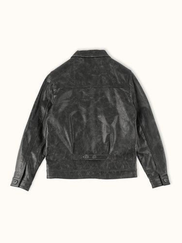 Campera Demons & Machines confeccionada en cuero vacuno, con gastados artesanales sectorizados. Calce slim, con cuello camisero, botones jeaneros con ojales rectos y tablas. Bolsillo plaqué al frente con tapa y botón.
