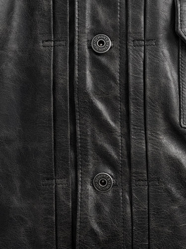 Campera Demons & Machines confeccionada en cuero vacuno, con gastados artesanales sectorizados. Calce slim, con cuello camisero, botones jeaneros con ojales rectos y tablas. Bolsillo plaqué al frente con tapa y botón.