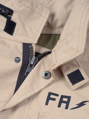 Campera de Demons & Machines, confeccionada en tela Rip Stop. De calce recto y largo a media cadera, estampa de marca con serigrafía tanto al frente como en la espalda. #color_arena