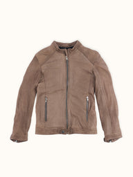 Campera de Demons & Machines de cuello mao confeccionada en cuero de oveja con proceso de lavado en prenda terminada, dándole un tacto especial y zonas de arrugas localizadas. Calce slim.
#color_marr-n