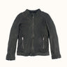 Campera Demons & Machines de cuello mao confeccionada en cuero de oveja con proceso de lavado en prenda terminada, dándole un tacto especial y zonas de arrugas localizadas. Calce slim.  El corte y confección de cada una de nuestras camperas de cuero se lleva a cabo de manera artesanal y personalizada. #color_negro