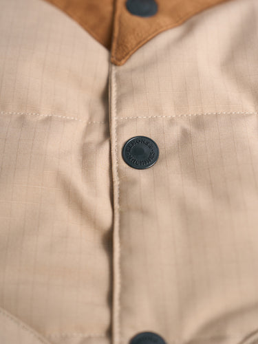 Chaleco Sonora Arena - Rip Stop matelaseado recortes cuero gamuzado detalle botones - Demons & Machines #color_arena