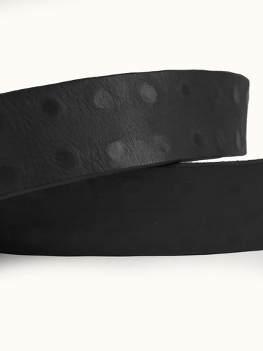 Cinturón de cuero con remaches internos Demons & Machines. #color_negro