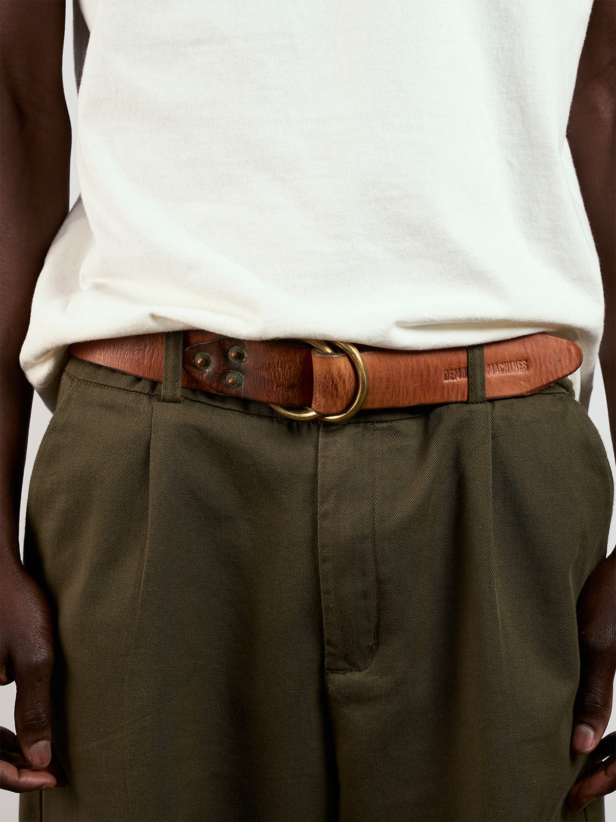 Cinturón Sailor suela puesto con remera blanca y pantalón verde de pinzas, vista de frente #color_suela