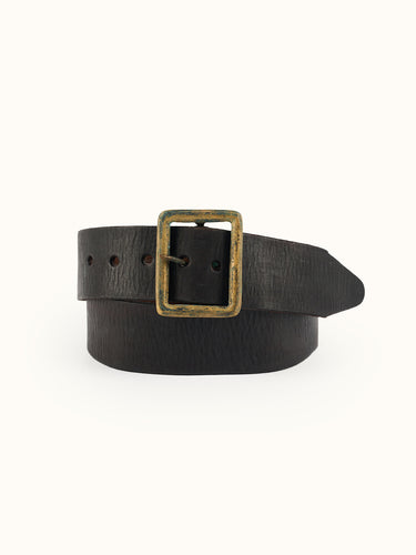 Cinturón modelo clásico confeccionado artesanalmente en cuero vacuno con terminación envejecida. Hebilla rectangular metálica grande en baño oro italiano y remaches baño cobre con refuerzo de cuero. Logo de marca grabado en bajo relieve. Forma parte de nuestra línea artesanal de accesorios de edición limitada, donde ningún producto es exactamente igual al otro. #color_negro