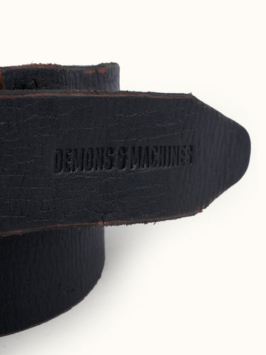 Cinturón de Demons & Machines modelo nudo marinero fabricado artesanalmente en cuero vacuno, con terminación envejecida y encerada. Hebilla metálica doble aro en baño oro italiano y remaches oxidados artesanalmente. Forma parte de nuestra línea artesanal de accesorios de edición limitada, donde ningún producto es exactamente igual al otro. #color_negro