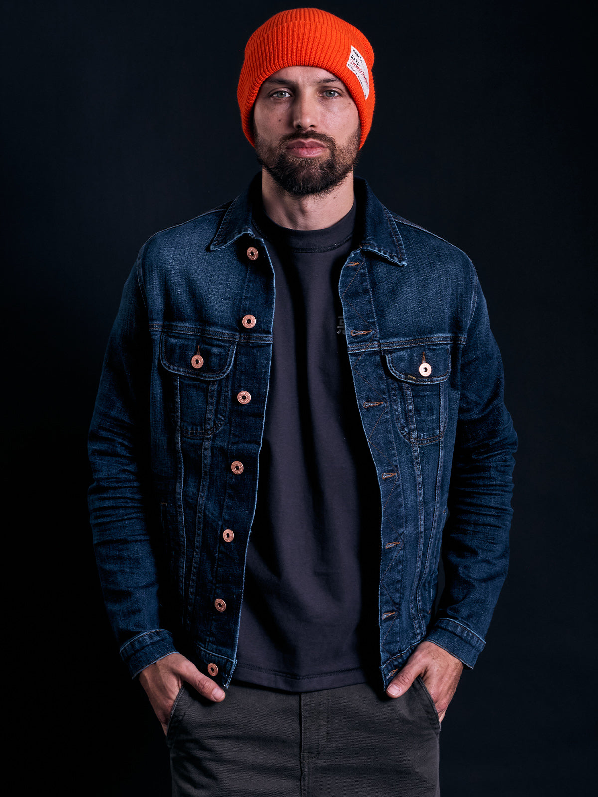 Denim Jacket 3D Blue puesta, de frente sobre remera negra con gorro naranja #color_azul