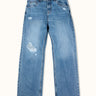 Jean de Demons & Machines de calce relaxed confeccionado en denim rígido. Este fit se caracteriza por su corte relajado, de tiro medio-bajo cae con gran amplitud desde la parte trasera hacia las piernas, terminando en una botamanga bien ancha, logrando comodidad y libertad de movimiento. Lavado destroyed en tono celeste con reservas de color azul original y roturas localizadas a lo largo del frente.