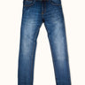 Jean de Demons & Machines de calce skinny confeccionado en denim elastizado importado de Turquía. Este fit es de tiro medio y queda entallado en piernas, acompañando el cuerpo sin pegarse excesivamente. La tela base, tejida en Turquía, es un gran diferencial en este modelo aportando comodidad, alta elasticidad y un tacto único. 