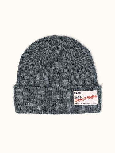 Gorro tejido Demons & Machines, estilo beanie, con textura de punto y ajuste cómodo para el invierno. #color_gris
