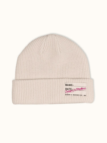 Gorro tejido Demons & Machines, estilo beanie, con textura de punto y ajuste cómodo para el invierno. #color_offwhite.  