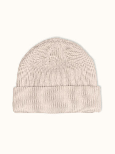 Gorro tejido Demons & Machines, estilo beanie, con textura de punto y ajuste cómodo para el invierno. #color_offwhite