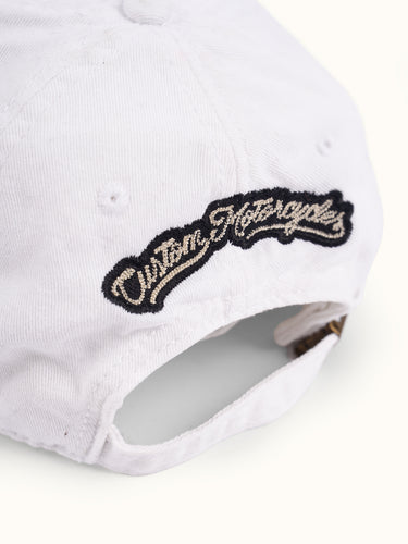 Gorra DEMONS & MACHINES estilo casual y moderno para uso diario. #color_blanco